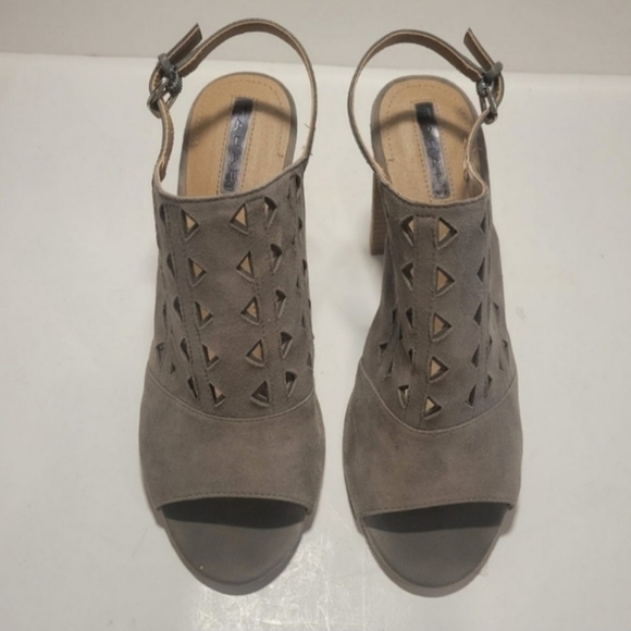 TAHARI SZ 9 Taupe 4" Block Heel Suede Cutout Detailing Open Toe Buckle Slingback - Picture 9 of 12